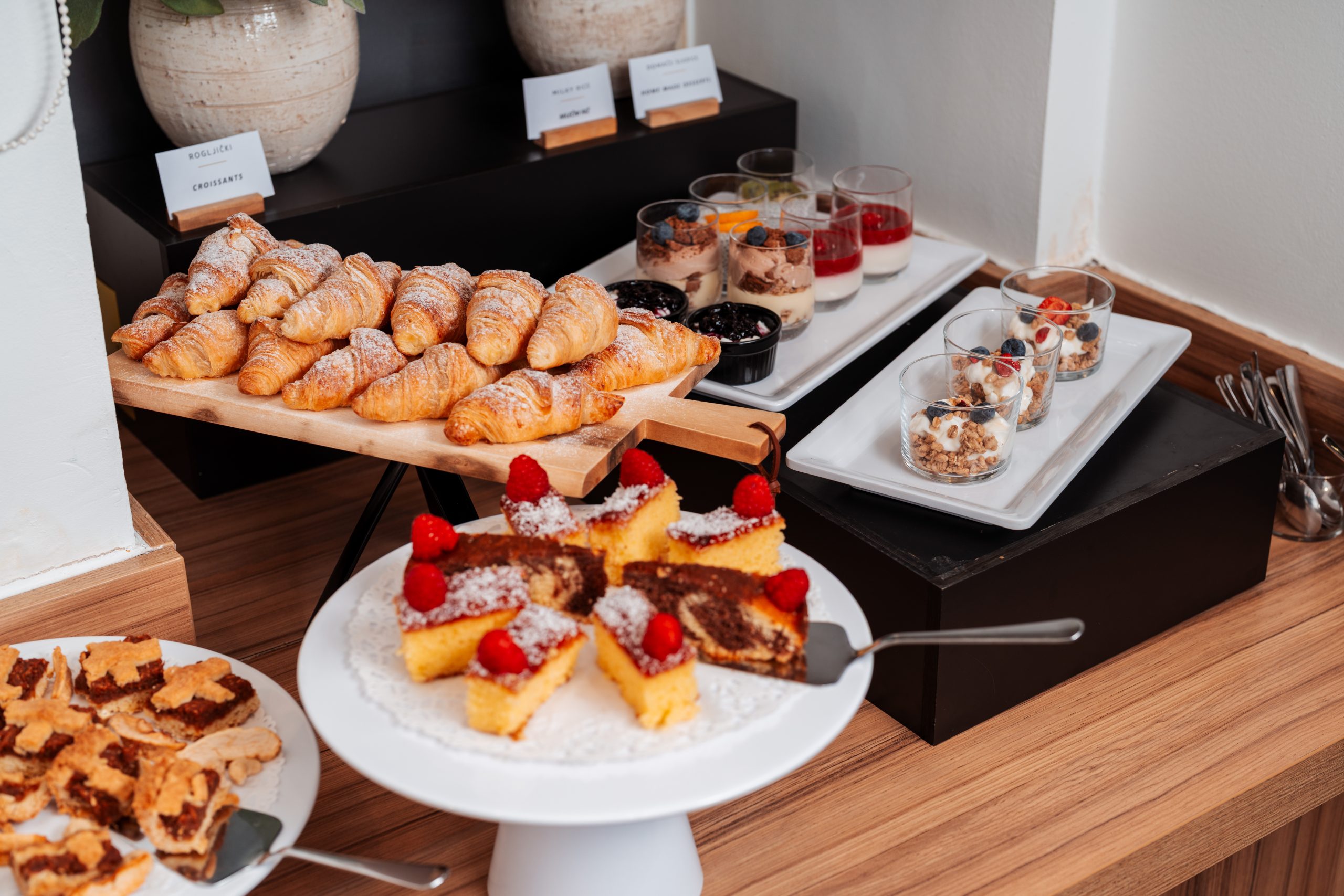 Brezplačna kava, čaj in prigrizki ves dan v Urban Boutique Hotelu